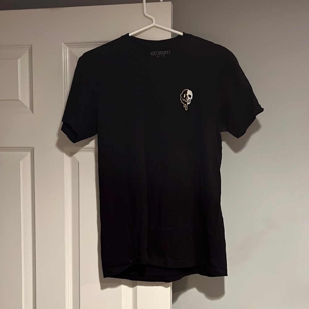 Men’s Riot Society T-Shirt Skull Symbol on left breast